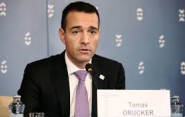 Drucker pláta dieru. Musí mu stačiť 50 miliónov